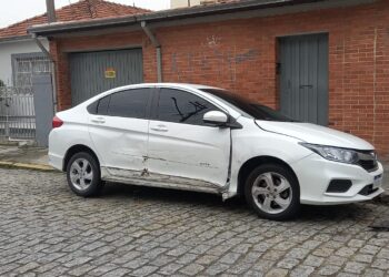 Depois pegar carro de cliente, homem bêbado perde controle e bate em três veículos em Mogi das Cruzes