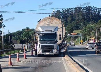 Carreta com excesso de carga derruba fiação e interdita faixa na Mogi-Bertioga